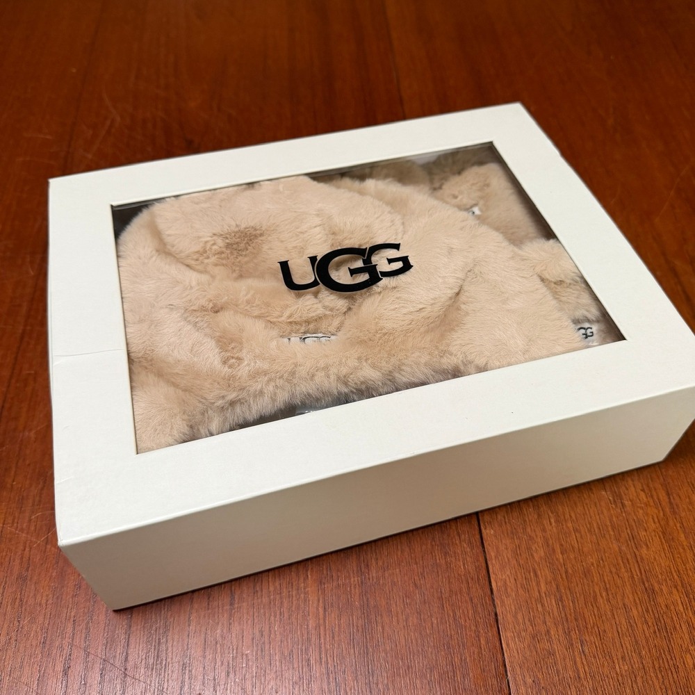 NEW UGG BABY Bixbee And Hat And Mitten Set Cozy Gift Winter Warm Designer
